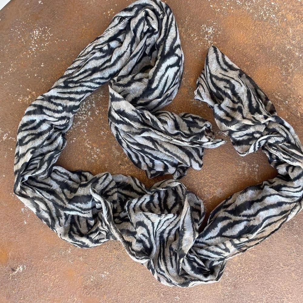 lightweight black and white animal zebra print scarf - Picture 3 of 3